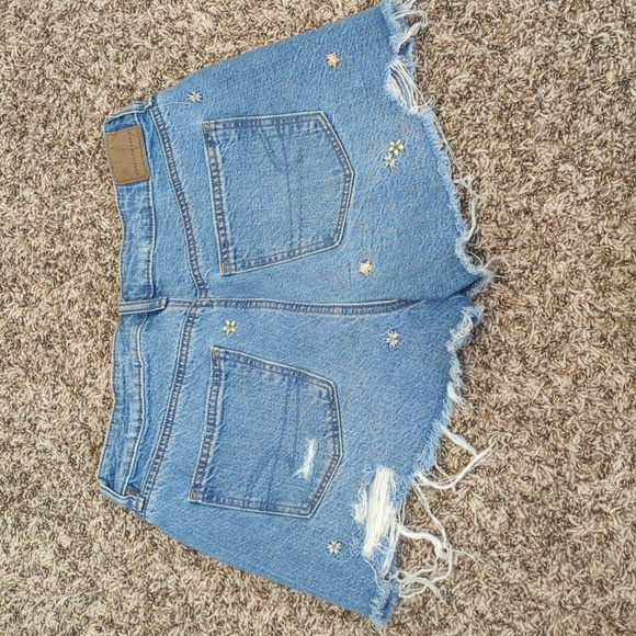 American Eagle bue floral embroidered high rise denim cut off mom shorts - Picture 7 of 11